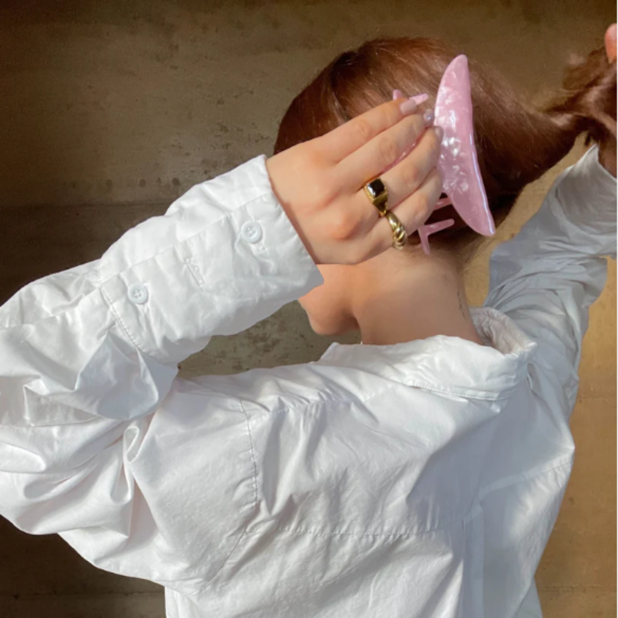 Model using the Mermade Hair Claw Clip Pink